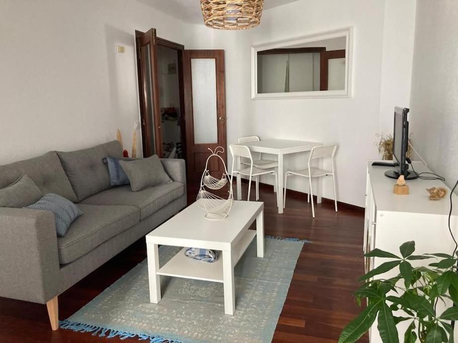 Piso Centrico De Dos Con Terraza Y Balcon En